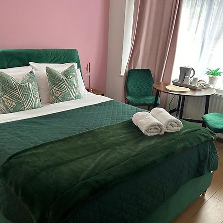 The Lily Pad Near Poole Dorset Self Contained Private Entrance And Free Parking Hotel Corfe Mullen Bagian luar foto