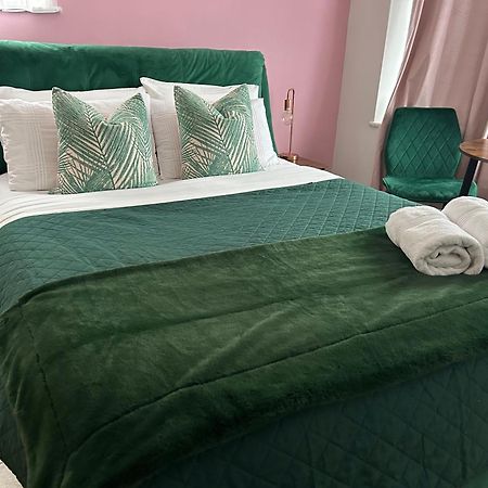 The Lily Pad Near Poole Dorset Self Contained Private Entrance And Free Parking Hotel Corfe Mullen Bagian luar foto