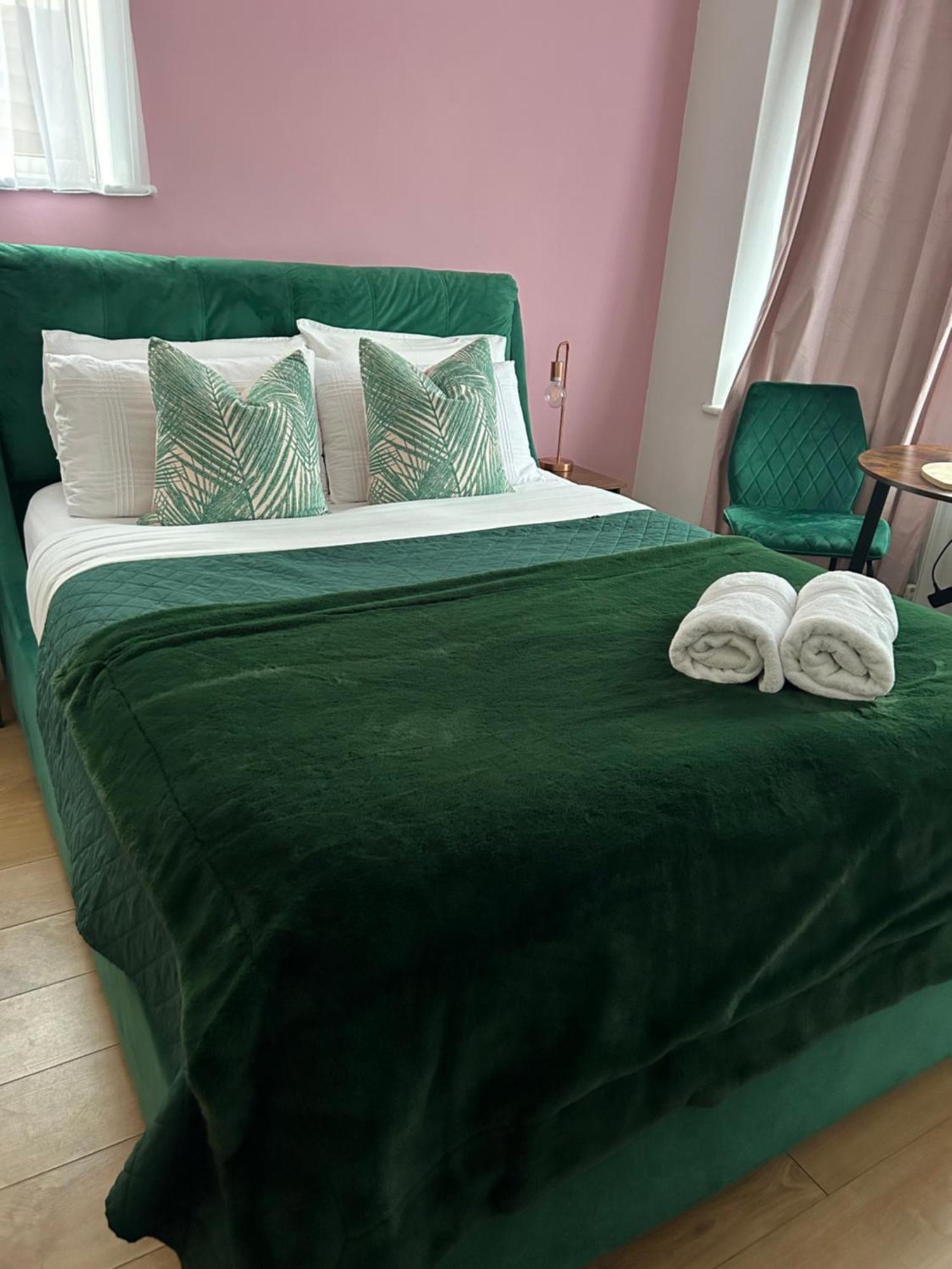 The Lily Pad Near Poole Dorset Self Contained Private Entrance And Free Parking Hotel Corfe Mullen Bagian luar foto