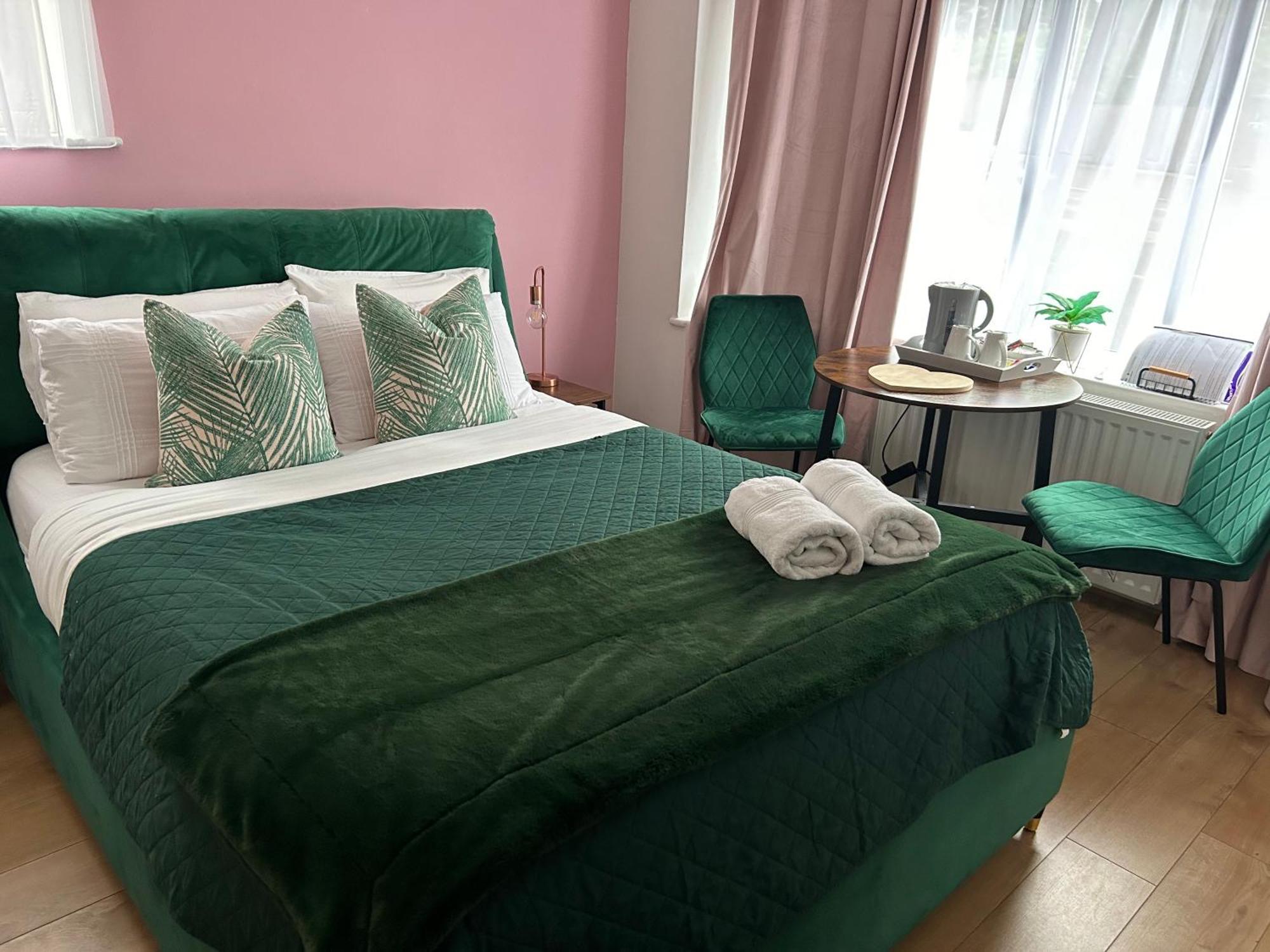 The Lily Pad Near Poole Dorset Self Contained Private Entrance And Free Parking Hotel Corfe Mullen Bagian luar foto