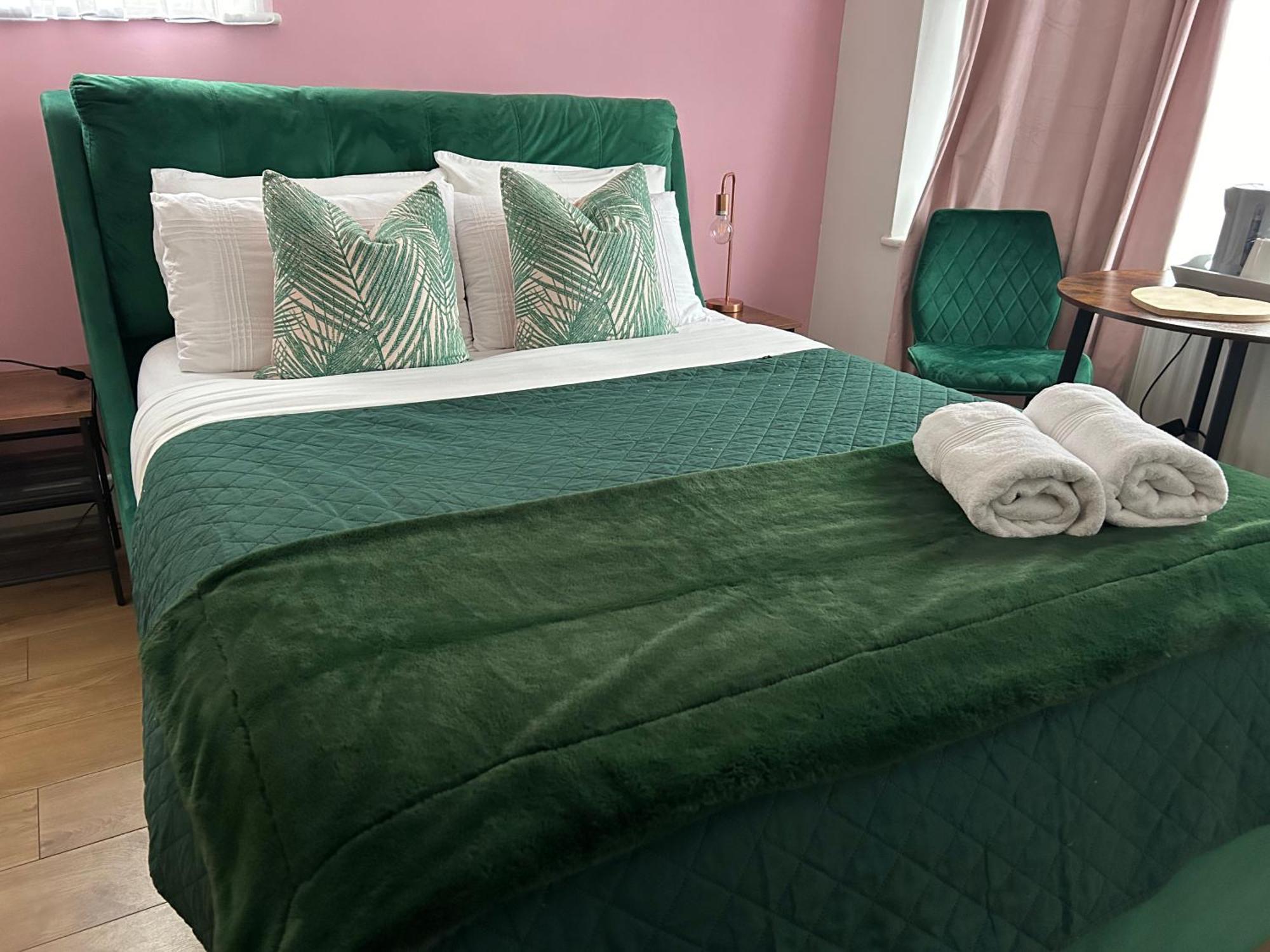 The Lily Pad Near Poole Dorset Self Contained Private Entrance And Free Parking Hotel Corfe Mullen Bagian luar foto
