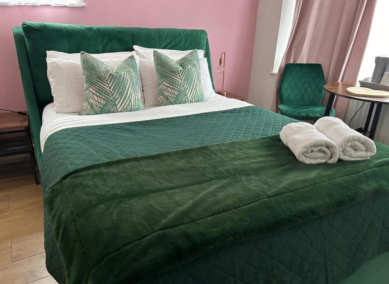 The Lily Pad Near Poole Dorset Self Contained Private Entrance And Free Parking Hotel Corfe Mullen Bagian luar foto